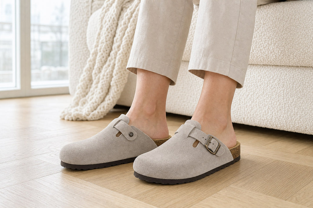Leder-Clogs für Damen von AFS-Schuhe im Wohnzimmer