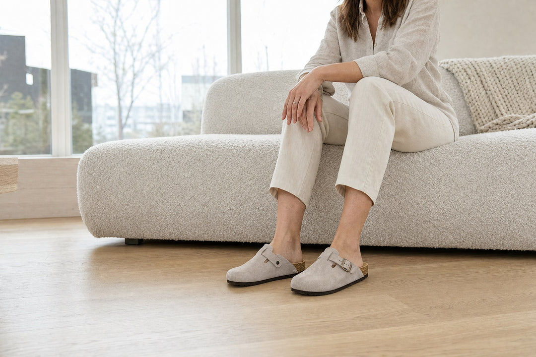 Frau mit Leder-Clogs von AFS-Schuhe im hellen Wohnzimmer
