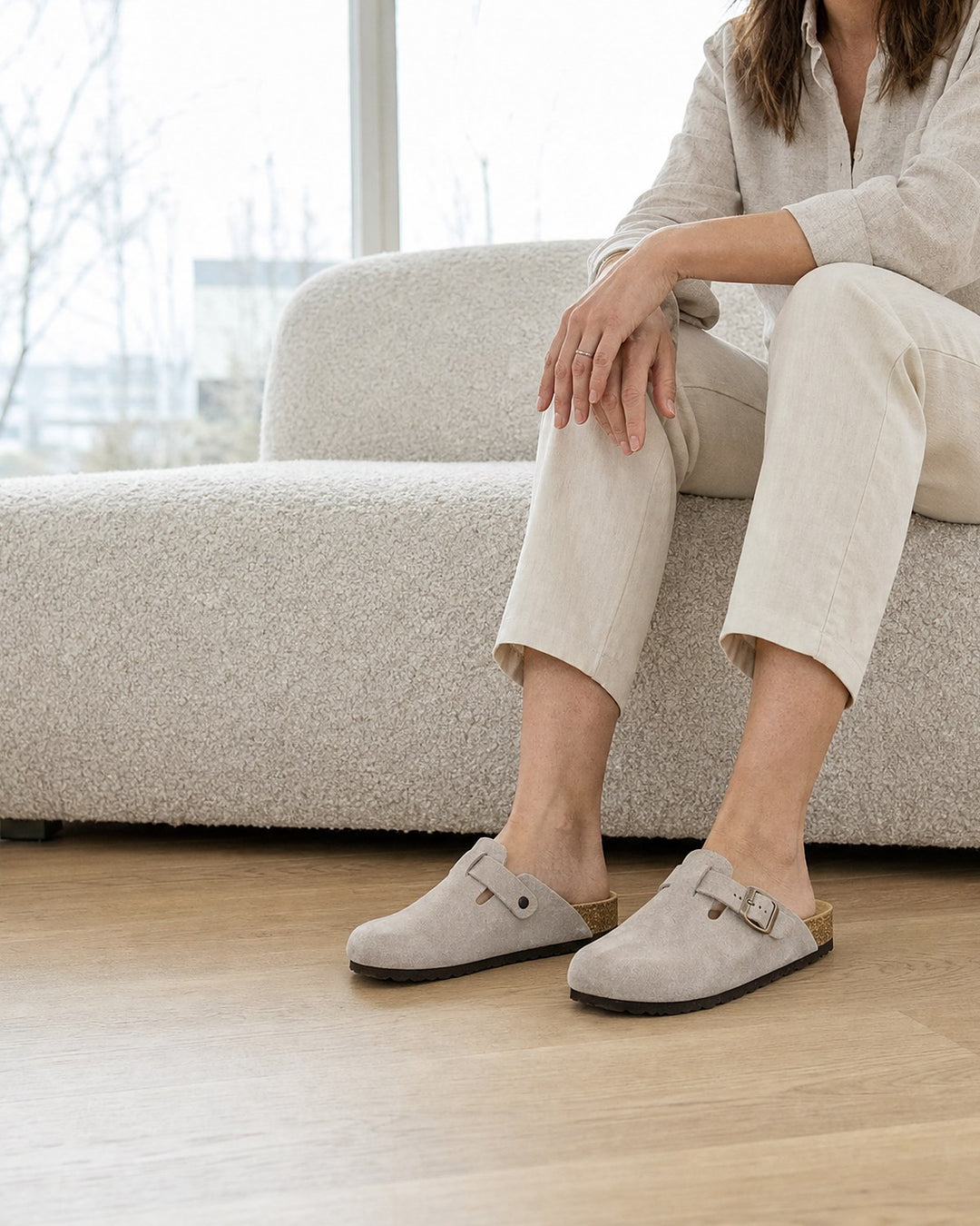 Frau mit Leder-Clogs von AFS-Schuhe im hellen Wohnzimmer